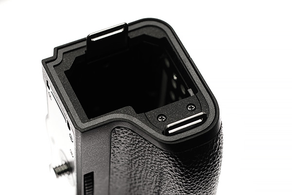 sony a7r4-VG-C4EM-battery_cover_sealing