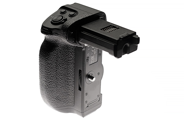 sony a7r4-VG-C4EM-top_side_view