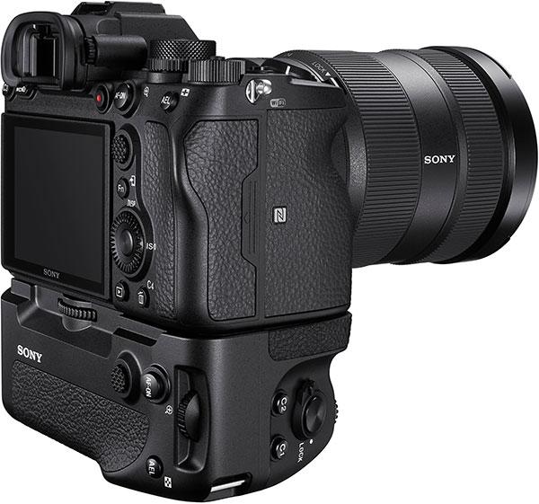 sony a7r4-VG-C4EM_rearright_A7RIV_FE2470Z