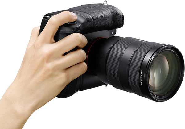 sony a7r4-VG-C4EM_vertical_front_hand_A7RIV_FE2470GM