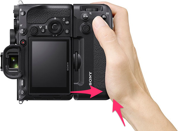 sony a7r4-VG-C4EM_vertical_rear_hand